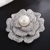 Moda Coreana Broche de Circonita Rosa Flor de Perla Elegante Corsage para Mujer Pin Versátil para Abrigo Traje