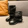 Botas estilo ankle boot com fivela e rebite para mulheres, novas botas estilo Martin knight outono e inverno 2026, salto grosso, botas curtas que afinam o visual, de meia-panturrilha