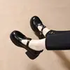 Zapatos Mary Jane de punta redonda para mujer, otoño 2026, diseño calado con hebilla de tira en T, tacón grueso, zapatos de cuero para mujer estilo universitario vintage
