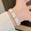 Pulsera de lazo de nácar natural, diseño de nicho de lujo ligero, pulsera cuadrada delicada, brazalete elegante de nácar blanco para uso diario