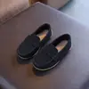 Novos Sapatos de Couro Retro Estilo Britânico para Crianças na Primavera, Mocassins Slip-On para Meninos, Sapatos Costurados para Meninos