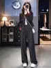 Traje outonal, sofisticado e estiloso: um conjunto de duas peças com uma jaqueta de tweed casual, chique e que rejuvenesce, e calças pantalona para mulheres