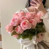 Liu Yifei segurando um buquê de flores de rosas cor-de-rosa, flores artificiais, arranjo de mesa, adereço de fotografia, buquê de flores