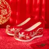 2025 Nuevos Zapatos de Boda Rojos con Flor de Cuentas de Cristal con 7cm de Plataforma Xiuhe Shoes Estilo Chinoiserie Brindis de Boda Estilo Antiguo Zapatos de la Dinastía Han