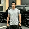 Pantalones de verano ajustados, modernos y elegantes, con un eslogan estampado en la espalda, combinados con una camisa básica de manga corta estilo casual americano - un artículo popular para la exportación