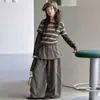 Conjunto de Menina Primavera e Outono 2026 Novo Casual Estilo Coreano Crianças Médias e Grandes Blusa Listrada com Macacão Bib Tendência