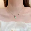 Collar de Flor de Cuatro Hojas de Color Paraíba Estilo Francés, Lujo Ligero Sensación Retro de Alta Gama, Collar Elegante Versátil Tachonado de Diamantes