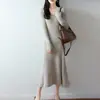 Vestido de Punto Nuevo Otoño/Invierno 2026 de Lana Pura con Cuello en V, Corte Ajustado, Vestido Largo de Color Sólido con Canalé para Mujer