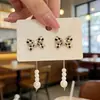 Pendientes de Cuadros Blancos y Negros con Lazo Dulce, un Diseño Versátil de Tablero de Ajedrez con un Diseño de Nicho Único y Borlas de Perlas Artificiales