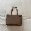 Bolso tote simple y elegante de estilo coreano, gran capacidad, alto valor estético, estilo casual y relajado, con diseño de color contrastante, para llevar en la mano y al hombro