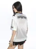 Camiseta Esportiva Retro Americana para Mulheres, Novo Estilo de Verão, Estilo Jersey Color-Blocking, Gola V, Manga Curta, Top Solto Inspirado em Design