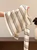 Otoño temprano 2026 nuevo estilo coreano alta inteligencia color contrastante a rayas versátil holgado adelgazante cuello redondo manga larga camiseta A14013