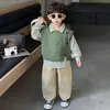 Conjunto de tres piezas de chaleco verde claro para niño para primavera y otoño, nuevo atuendo casual moderno y genial para niños pequeños 2026