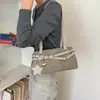Bolsa de axila de nicho de alta qualidade para mulheres, novo modelo outono 2026, grande capacidade, versátil para o dia a dia, bolsa de ombro única tipo baguette tote