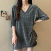 Camiseta de Manga Curta com Decote em V e Fenda Tamanho Plus Size para Mulheres Verão 2025 Nova Solta Efeito Emagrecedor Gordura mm Top para Mulheres