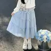 Conjunto de moletom e saia de duas peças com retalhos listrados em estilo preppy para meninas, com um doce design de laço, perfeito para primavera e outono.