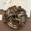 Diadema de tela a cuadros moderna y elegante para mujer, de cuatro capas con borde cosido, accesorio versátil y elegante para coletas y peinados recogidos