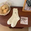 Meias de cor marrom, de comprimento até o tornozelo, para mulheres, com um estilo fofo, bordado e preppy, perfeitas para outono e inverno, disponíveis para atacado em Zhuji