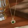 Corrente para Clavícula Elegante com Zircônia Microincrustada, Galvanizada a Ouro Real para Mulheres, Design de Nicho com Flor de Camélia Esmeralda, Colar Moderno Estilo Celebridade da Internet
