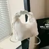 Bolso bandolera, bolso de hombro y bolso de mano de invierno de felpa, estilo hada, nuevo, de alta gama, moderno y popular - un diseño ligero, lujoso y de nicho