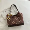 Bolsa Popular de Bolinhas Grande Capacidade Feminina 2026 Nova Versátil para o Trabalho Ombro Único Sob o Braço Bolsa Tote Casual de Mão