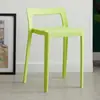Silla moderna minimalista con respaldo, disponible en múltiples colores, taburete alto con diseño hueco, popular en restaurantes y cafeterías como silla de espera