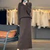 Outono/Inverno 2026 Novo Conjunto de Duas Peças Feminino: Suéter de Tricô Gola V Liso 100% Lã Manga Longa com Saia Longa de Cintura Alta