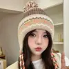 Gorro de Punto Jacquard a Rayas de Colores Retro Nuevo para Otoño e Invierno con Correas Protectoras para las Orejas y Pequeño Gorro de Lana para Mujer que Muestra la Cara
