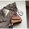 Nova Bolsa Pequena Quadrada de Ombro Único Elegante de Alto Acabamento para Mulheres 2026 Verão, Bolsa Transversal Patchwork da Moda e Tendência