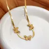 Pulsera Plana Retro de Mariposa de Amor Transfronteriza Europea y Americana Oro para Mujer Diseño de Personalidad Pulsera de Acero de Titanio Conjunto Alto Sentido