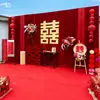 Decoración de Banquete de Bodas con Fondo de Terciopelo Dorado, Cortina Roja, Escena de Boda al Aire Libre en Patio Rural