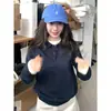 Suéter gris estilo colegial con cuello polo para mujer, nuevo modelo primavera y otoño 2025, corte holgado, adelgazante, top de punto versátil de manga larga