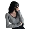 Moda chique coreana gola V com retalhos de renda manga longa camisa base 2026 primavera e outono slim fit modeladora top base para mulheres
