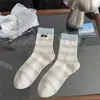 Calcetines de Mujer a Rayas de Media Pantorrilla para Primavera/Verano 2026 con Etiqueta de Tela, Calcetines Holgados de Letras Vintage de Moda, Versátiles para Primavera/Verano