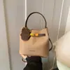 Bolso cruzado de un solo hombro casual de moda con textura simple, bolso de personalidad de estilo nuevo, bolso tipo cubo para mujer, tendencia de invierno 2026