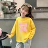 Camiseta de manga larga de algodón 100% para niñas con estampado de dibujos animados para primavera y otoño, adecuada para niños mayores y pequeños, camiseta básica versátil de cuello redondo estilo coreano