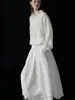 Estilo de Moda Relajado con Textura Ligeramente Arrugada, Dobladillo que Ceñe la Cintura, Cuello Irregular de Encaje Retro, Camisa Blanca para Mujer 34231
