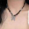 Collar elegante de perlas de mariposa de estilo coreano para mujer, estilo frío, moda, ligero, de lujo, de alta sensación, elegante y suave, cadena de clavícula.