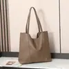 Bolso tote nuevo de gran capacidad para mujer 2026, con diseño de cuero estampado de lichi, un elegante bolso de hombro y un aspecto versátil de alta gama adecuado para el trabajo.