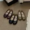 Novidade Primavera e Outono 2026 Sapatos com Dedos Divididos Casco de Porco para Mulheres, Mocassins Mary Jane com Tira Plana, Sapatos Casuais Casco de Ovelha