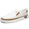 Sapatos Masculinos de Couro Genuíno 2026 Novo Estilo Casuais Versáteis com Solado Macio Mocassins Tênis Slip-On Sapatos Brancos
