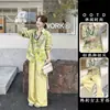 Atuendo de Otoño Estilo Vacacional Casual a la Moda, un Conjunto Completo de Artículos Europeos, una Hermosa Camisa Floral que Reduce la Edad y Pantalones de Pierna Ancha Conjunto de Dos Piezas