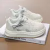 Zapatillas blancas para niñas 2026 verano-otoño de malla transpirable con suela gruesa antideslizante versátiles ligeras cómodas modelo nuevo para niños mayores
