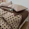 Conjunto de quatro peças em musseline com estampa de bolinhas e bordas delicadas em ondas, adequado para todas as estações, para dormitórios estudantis e uso doméstico.