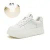 Suela de Espuma Capa Superior Piel de Vaca Zapatos Blancos para Mujer 2026 Otoño Nuevo Estilo Zapatos Casuales Simples Deportivos Versátiles Zapatos de Tabla para Mujer