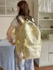 Mochila estilo universitário azul gelo claro com padrão escuro em formato de coração, com alças de ombro largas ajustáveis para alunos do ensino fundamental II e médio