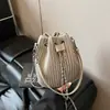Bolso cubo plisado de diseño único y de nicho para mujer, bolso de cordón, bolso de hombro con cadena, bolso cruzado elegante y moderno para el día a día