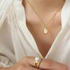 Acessórios de Moda Design de Luxo Leve Sem Cor Retrô Europeu e Americano Colar com Pingente Oval Dourado Banhado em Aço Titânio com Inlay de Concha Colorida para Mulheres