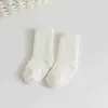 W027 Meias de Chão de Lã Coral de Inverno para Mulheres, Engrossadas e Quentes, com Pontos Antiderrapantes, Meias de Dormir de Cano Médio, Meias de Casa Resistentes ao Frio de Inverno