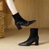 Botas Curtas de Veludo Retrô para Mulheres com Salto Grosso Novo Estilo Outono e Inverno 2025 Botas Elásticas Slim Costuradas Bico Fino Salto Alto Botas Femininas